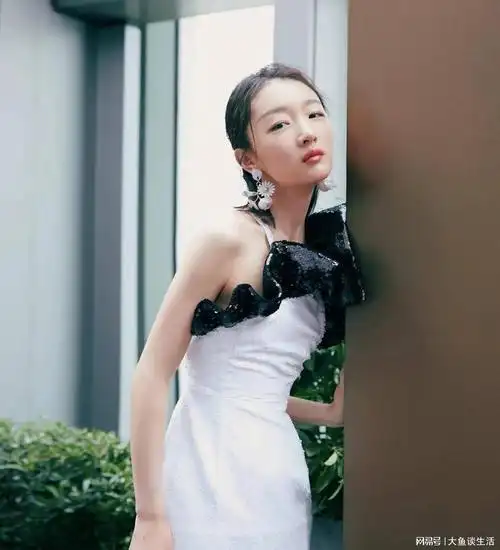 31岁周冬雨素颜度假水灵可爱但科技感重小腹隆起被质疑有情况