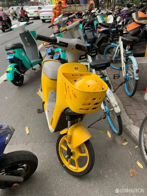 南宁电动车停车不收费后,马路边到处停有共享电动车,妨碍交通.
