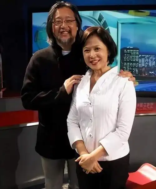 67岁导演赖声川近况曝光,妻子罕见同框露面,头发泛白身材仍出众