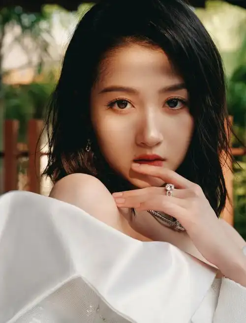 关晓彤高定白裙