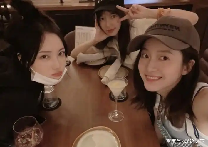 张雪迎晒好友合照:怀念八月快乐时光,对九月充满期待