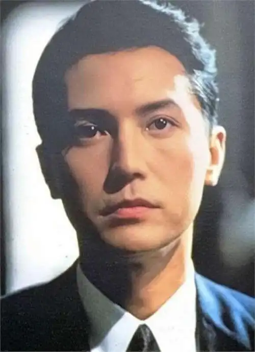 尊龙亚洲第一美男全球最美50人之一一个可怜的孤儿