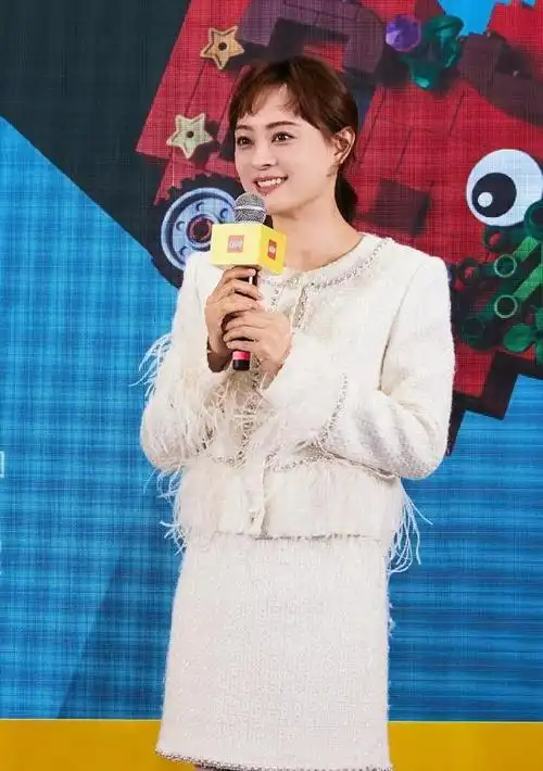 41岁孙俪出席线下活动,无滤镜截图太真实,养生过度"害"了她