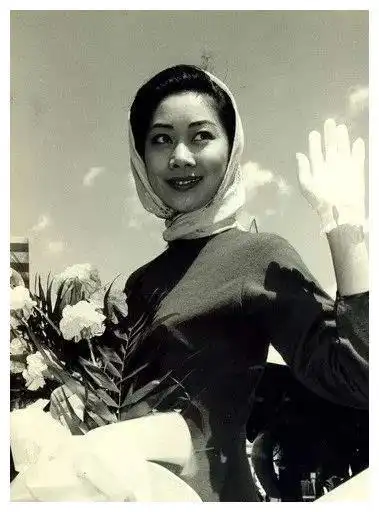 93岁的卢燕梅兰芳是她义父30岁闯好莱坞90岁考驾照