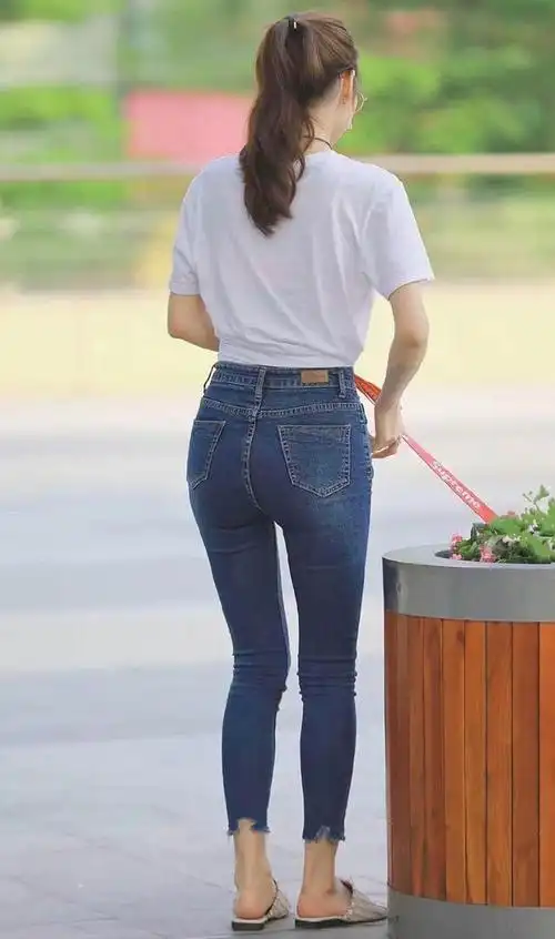 胯宽女生穿牛仔裤是真美,特别显"蜂腰",比穿连衣裙美多了