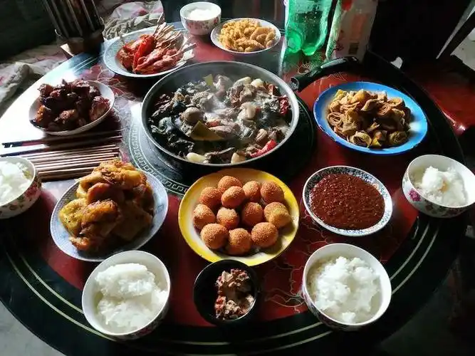 一顿丰盛的晚餐,都是自己家种的蔬菜,天然有机无公害.