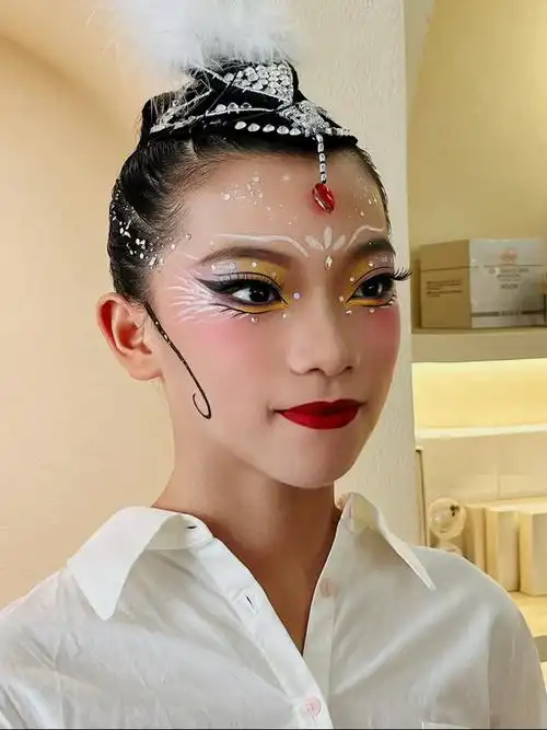儿童舞台妆  #舞台妆彩绘  #舞台妆  这个妆容肿在眼妆,鸟的感觉