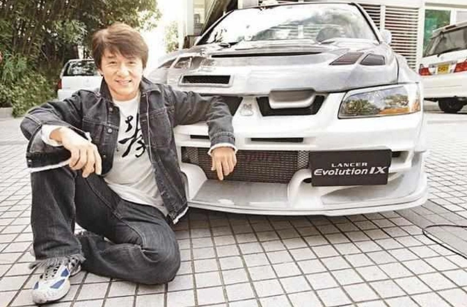 成龙坐拥豪宅豪车无数两个哥哥却在农村住砖瓦房