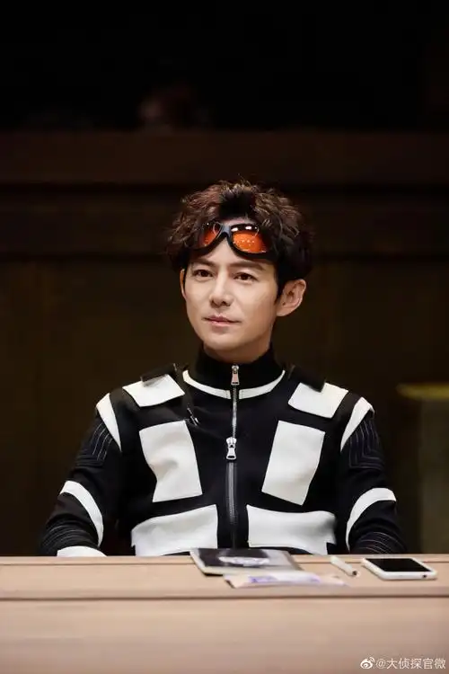 何炅大侦探8离开地球表面飞行员造型剧照