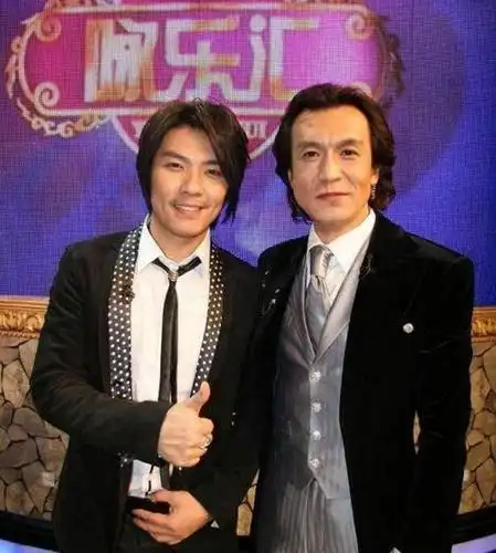 45岁阿杜现身演唱,驼背,胖到认不出,网友:明明是郑伊健!