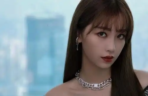 组图:虞书欣长发齐刘海温柔甜美 一字肩装大秀迷人锁骨身材优越