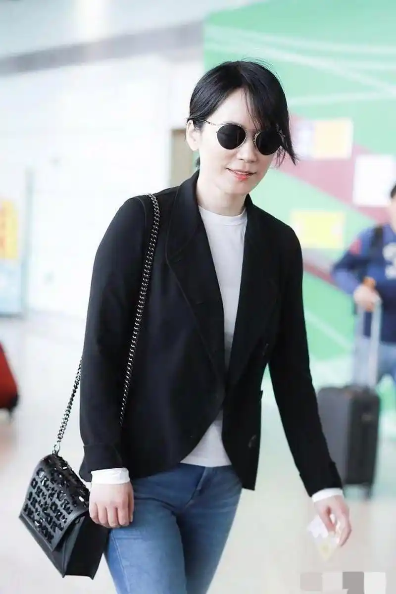 俞飞鸿黑色西装搭蓝色牛仔裤的穿戴别有一番风韵.