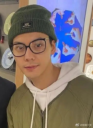 陈伟霆与路人家居店合影 素颜戴眼镜造型简约帅气