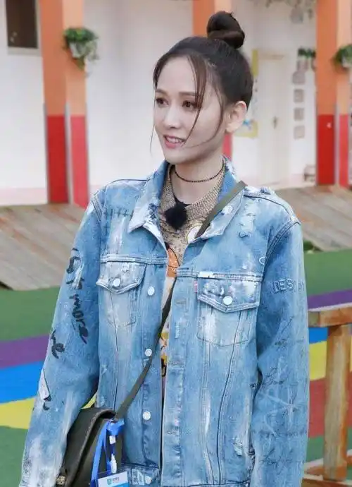 陈乔恩不愧是冻龄女神黑衬衫配牛仔裤知性优雅40岁美得像20岁