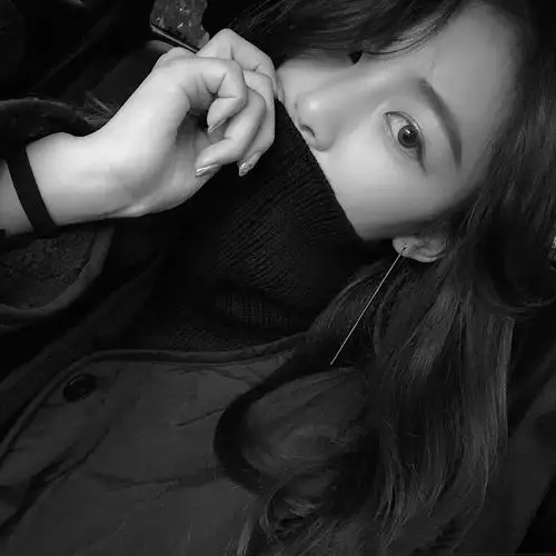 2018年12月17日 9:39   关注  黑白女头 闺蜜 性感女头 锁骨 半脸