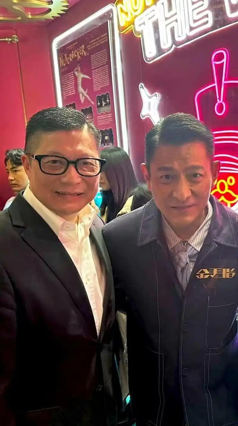 邓炳强21日在社交媒体平台上晒出与刘德华的合照. 图源:邓炳强微博