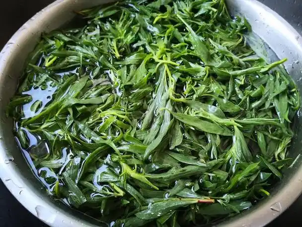 夏天,少吃菠菜韭菜多吃它,全身是宝,可惜很多人当草,做汤真香