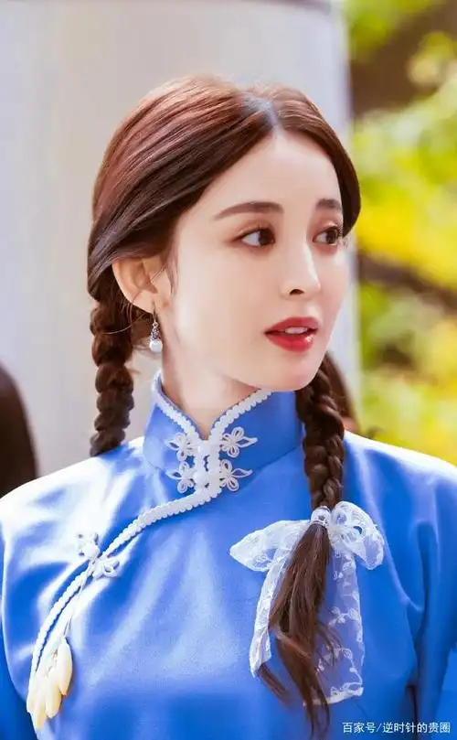 当娜扎扎上双麻花辫,搭配民国风的衣服,温柔又文艺.