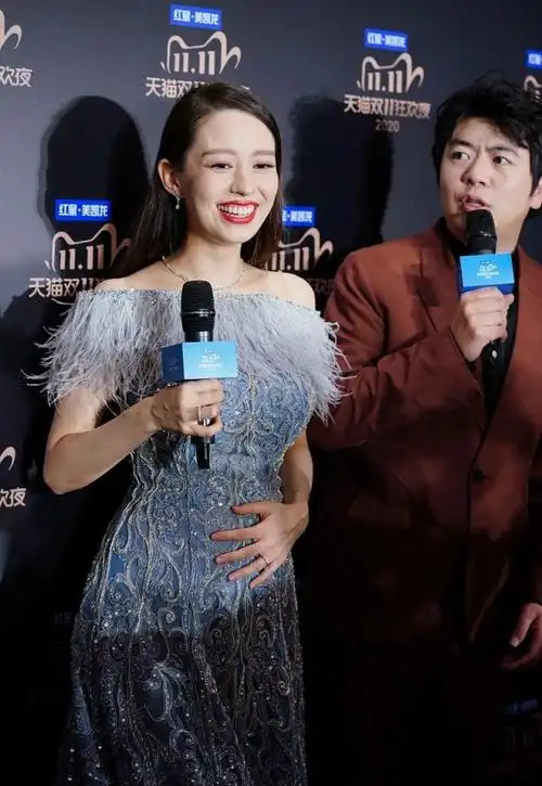 香奈儿包包cf价格吉娜挺7月孕肚逛街背3万6原单包为郎朗买鞋