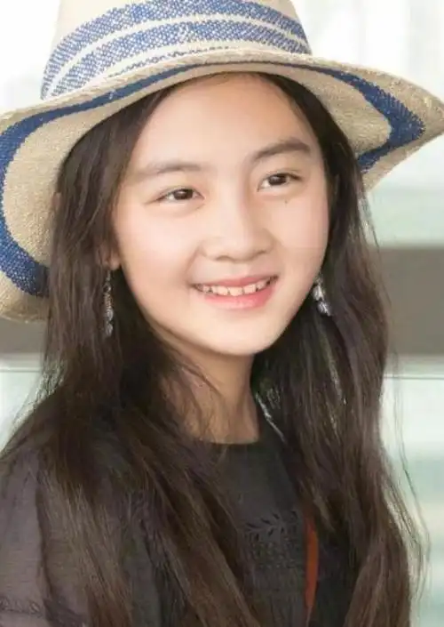 黄磊的女儿黄多多在晒出留学生的活照时,与一位男同学穿着情侣装亲密