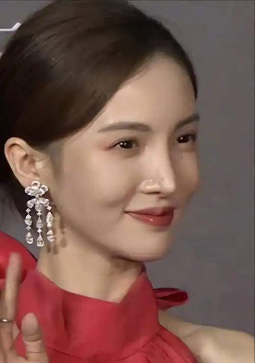 金晨的鼻,李小璐的眼,杨紫的下巴,让我看到女星的极度"自卑"_娜扎