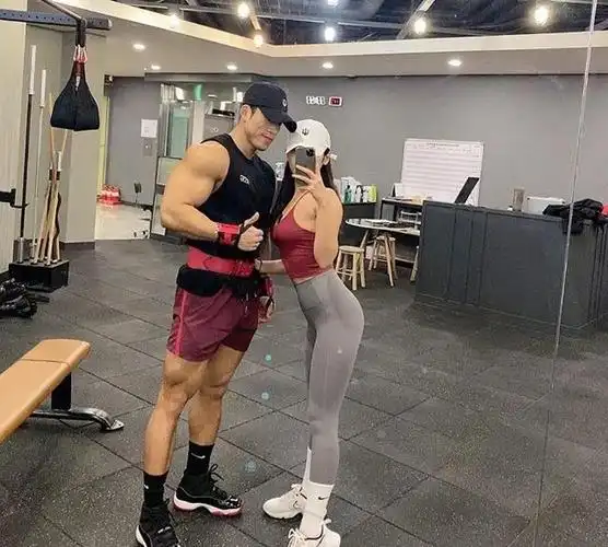 韩国高颜值健身情侣边fit边创业打造好身材的同时收获事业