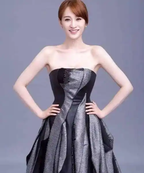 李小冉最新代言内衣,清新脱俗彰显韵味,丝毫不输林志玲_徐佳宁_网友