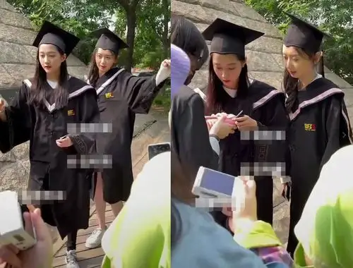 关晓彤这次回到母校拍毕业照,自然成为了同班同学争相合影的对象,从