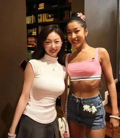 刘欢夫妇家宴罕见曝光:10几人喝酒唱歌,吉克隽逸穿衣暴露引争议