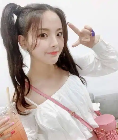 原创杨超越晒双马尾自拍穿一字肩细吊带出镜开心比耶心情好