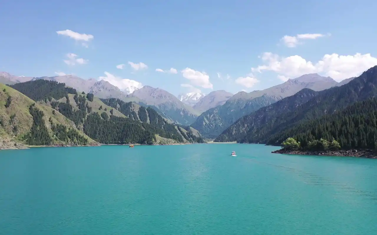 新疆旅游景点天山天池航拍