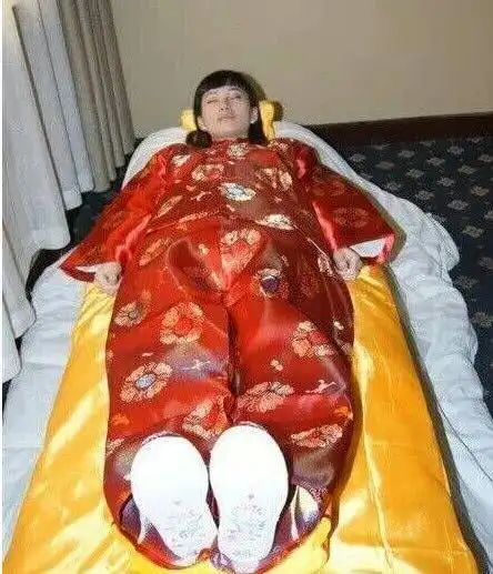 为什么人死后一定要穿寿衣还不能露出双手说出来你可能不信