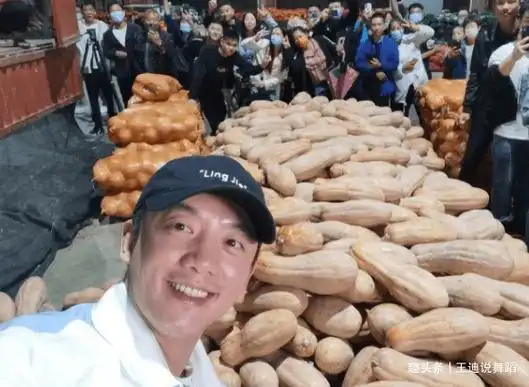 郑恺现身晒素颜照,在菜市场摆摊卖南瓜,周围全围着群众人气火爆_照片