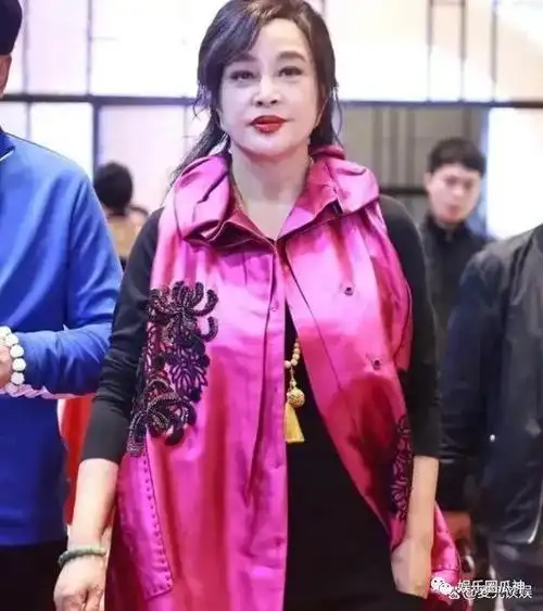 70岁刘晓庆素颜照因拉皮导致长成如来佛祖一样的大长耳朵