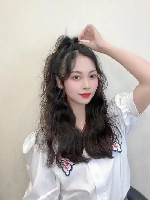 超级减龄的烫发发型