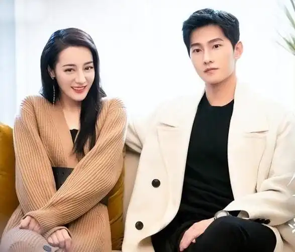 郑爽杨洋十指紧扣逛街同框(杨洋微博很早就透露喜欢热巴)