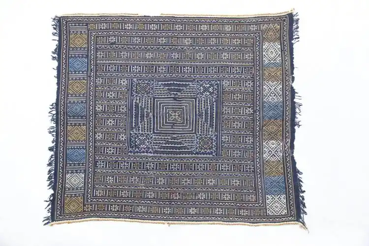 当代广西金秀瑶族织锦八角花纹流苏头帕