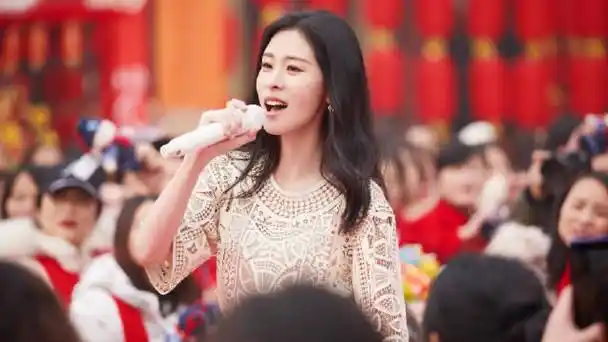 张碧晨演唱会造型惊艳,像在脸上镶了一个魔镜