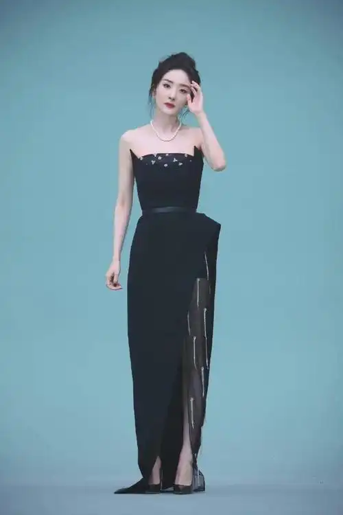 杨幂在首个元宇宙之夜,获沸点年度艺人称号,红毯造型时尚又优雅