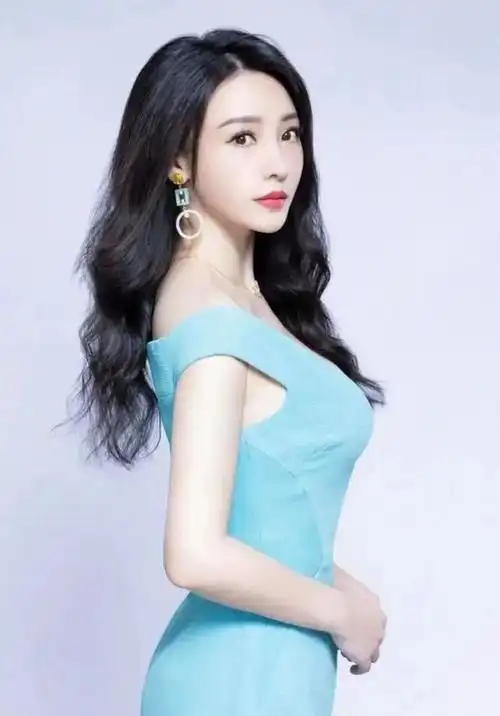 身材不输柳岩,王晶用八部戏把她捧红,如今28岁少女感十足