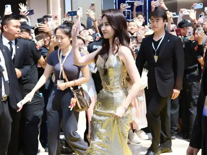 【刘亦菲资生堂三亚活动现场图】  千重流光蕴金烟,  揉成人间五蕴祆