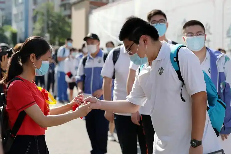 7月7日,在北京市陈经纶中学考点,考生进入考场参加高考.
