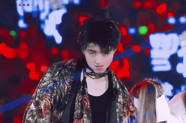 被风撩起头发的王俊凯动图合集 风就是他最好的造型师