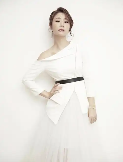照片中的这一套纯白色的套装让林心如看起来更减龄了,上半身是斜字肩