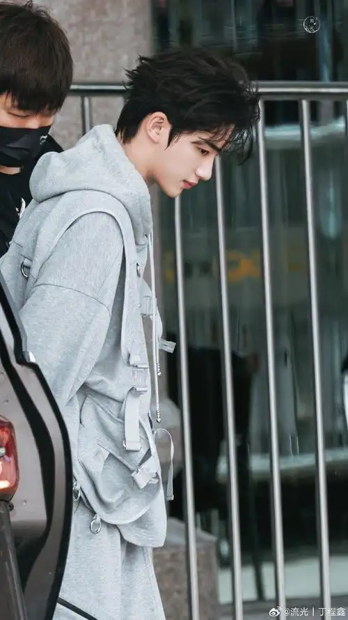 丁程鑫顶着最帅的造型和脸给我们甜甜的笔芯这个发型见一次夸一次