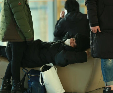 张艺兴现身机场 躺候机室小憩疲惫不堪(3)