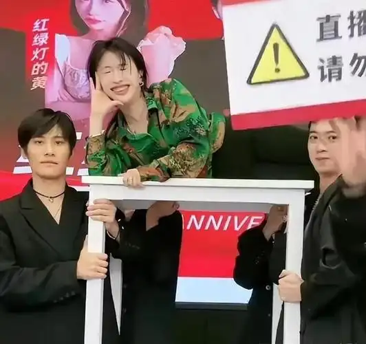 红绿灯的黄直播带货事件大网红自毁形象引发争议