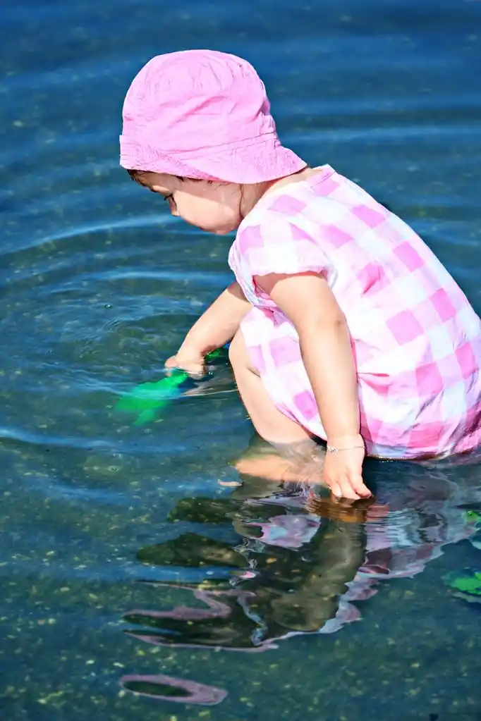 玩的女孩,一个小女孩玩水