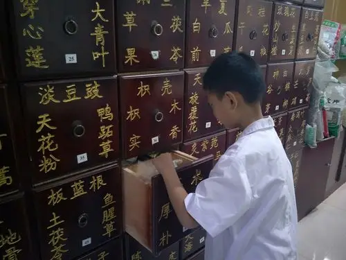 这是中药房,里面摆放了很多中药,听说有400多种,房间里有不同的中药味