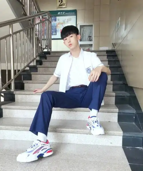 郭俊辰条纹衬衣配白色裤子,尽显男神范,像个高贵公子